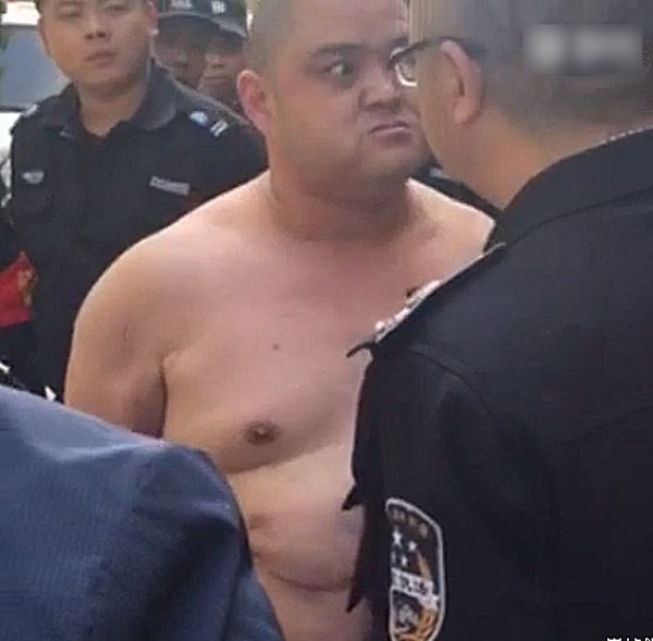 “其间，我多次提醒光头男子注意文明用语，他却骂得更凶了，并不时拿着刀对着我比划，还拽着我说要到没人的地方剁我的头，让我小心老婆孩子的安全。”王国强说，光头男子在持刀骂他的时候，办事处的工作人员和队友也多次上前劝阻，可谁劝光头男子就骂谁，还不时拿着菜刀朝路边护栏上砍，围观群众被吓得四处躲避。