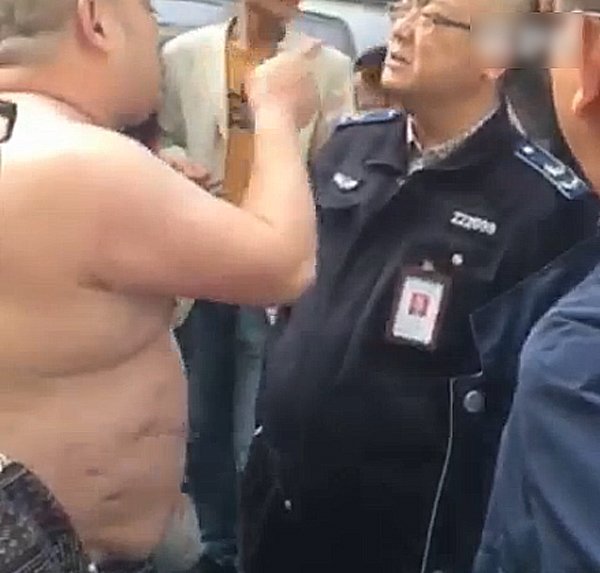 当天也在现场的执法人员郭傲成说：“以前在清理占道经营执法时，经常会受到商贩的阻挠和围攻，为了清楚记录执法过程，我们每次外出执法时，都会将执法过程完整拍摄下来。”王国强说，被光头男子谩骂威胁的视频，他只是作为证据进行留存，并没有向外界透露。没想到，有网友用手机拍下了当时的情况发到网上，后被大家转发。