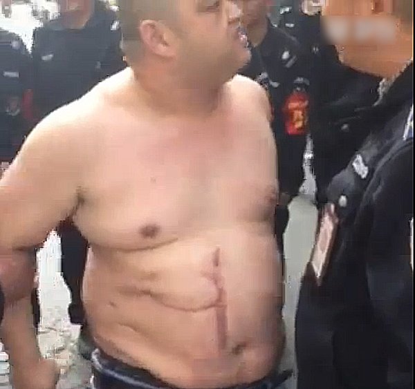 在二七执法局采访时，执法人员曾调出了三段由执法记录仪拍下的视频。除了4月19日执法人员被光头男子辱骂威胁的视频外，还有4月8日执法人员在清理该店门外灯箱广告时，被光头男子辱骂的视频。去年2月，该店因破坏临街文化墙，办事处和执法人员前去制止，遭光头男辱骂。辖区派出所接到报警后，以涉嫌破坏公共财物将光头男治安拘留。
