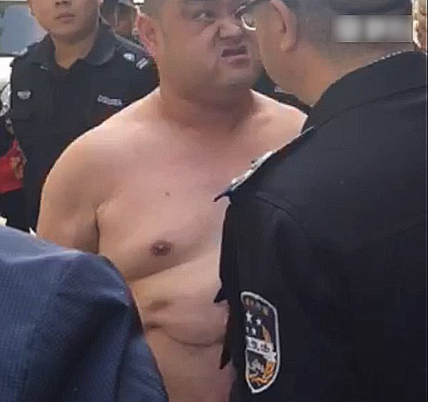 网友“清田”说，以前，总认为城管执法人员对小贩们很粗暴，被治理的商贩很“弱势”，看了视频后，才知道执法队员受了这么大的委屈，仍要保持冷静和克制，十分不易。