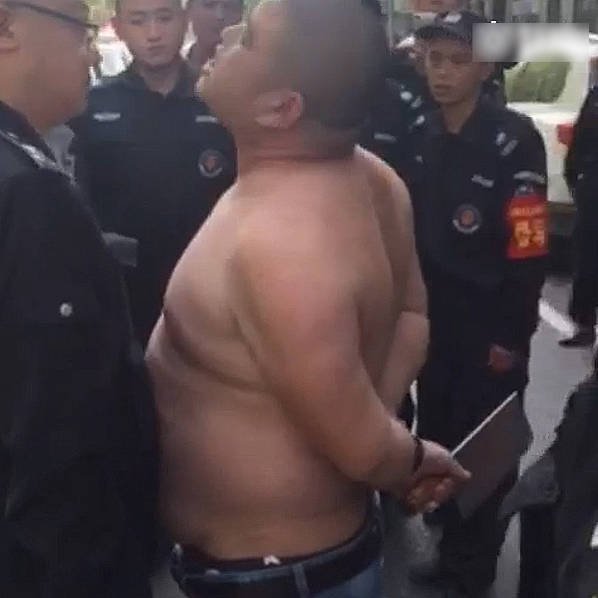 骂人视频被传到网上后，引起了郑州市行政执法局领导和警方的高度重视，也受到了网友们的极大关注。据了解，此事发生后的第二天，警方曾到胡辣汤店了解情况，发现该店已经关门停业。光膀持菜刀的男商贩去年曾因“扒墙开店”一事，就持刀与辖区执法人员发生过对峙，后被辖区派出所处以拘留7日的处罚。警方表示，光头男子手持菜刀威胁辱骂执法人员的行为，已涉嫌暴力妨碍执行公务。目前，警方正在调查此事。