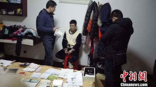 　　这起案件发生在2015年12月，贵州黔南州都匀市经济开发区建设局财务主管杨某先后接到自称是银行和公安机关的电话，称杨某掌握的账号“涉嫌犯罪”，要求对资金进行清查，在近一周的时间内，杨某单位两个对公账户上的总计1.17亿资金被转走。图为专案组民对嫌疑人进行突审。