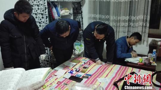 　　专案组民警收集取证。