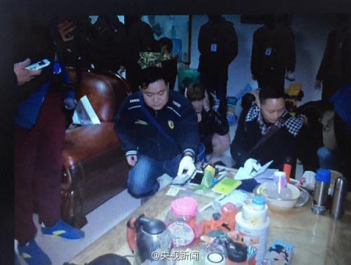 　　案件发生后，贵州警方立即调集500多名警力参与侦办，在公安部的统一协调下，从网络电话、虚假网站、银行卡等环节入手展开追踪，确定该诈骗团伙话务窝点位于非洲乌干达境内，团伙主要头目均为台湾人，同时，专案组对上万个涉案账户进行紧急止付，快速冻结涉案资金总额1亿多元。图为抓捕现场图。