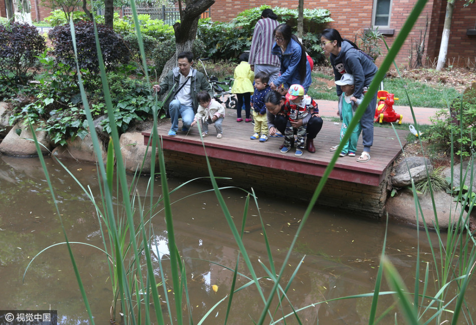 　　2016年4月23日，云南省昆明市，在北市区龙江雅苑小区的景观池塘，小龙虾大量繁殖成泛滥之势，居民住户利用周末假日进行“钓虾”捕捞。