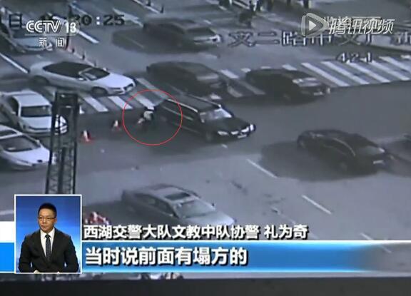 　　眼前突然出现交警拦住了自己的私家车，车主很不耐烦地说：“为什么拦我？怎么回事？我违规了吗？”话音刚落，交警身后的路面塌陷出一个大坑……4月21日下午4点20分左右，这一幕发生在杭州市文二路学院路口。在这条车流满满的路上，突然出现一条近30厘米的地缝，没过多久就塌陷出一个近20平米的大坑。幸运的是，没有人和车辆掉落其中，这个结果很大程度上是因为附近执勤的交警处理及时。图为视频截图。
