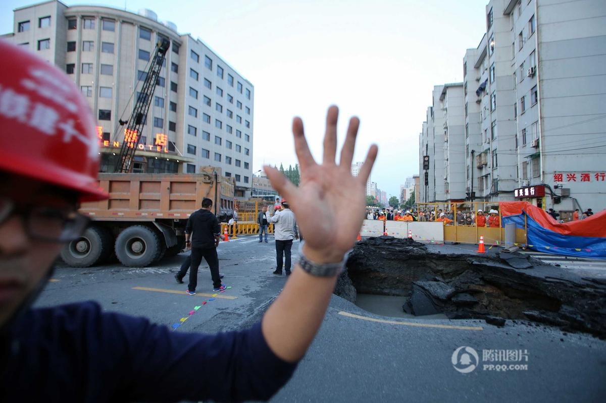 　　目前文二路与古翠路路口东向西车辆无法行驶，文二路万塘路口开始封闭。
