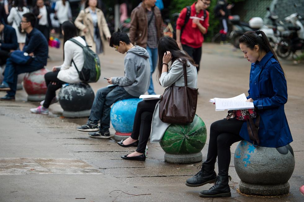 　　4月23日，在华中科技大学考点，参加湖北省公务员考试的考生加紧复习；当日，近11万名考生参加湖北省公务员考试。