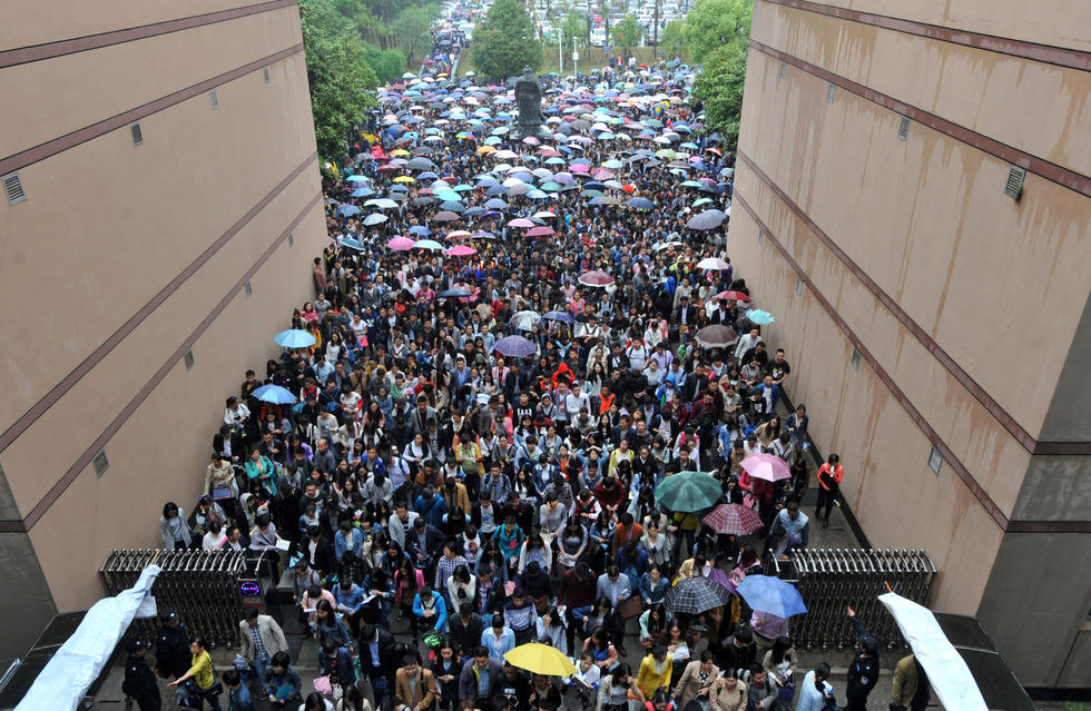 　　4月23日，在华中科技大学考点，参加湖北省公务员考试的考生陆续进入考场；当日，近11万名考生参加湖北省公务员考试，为历史新高。