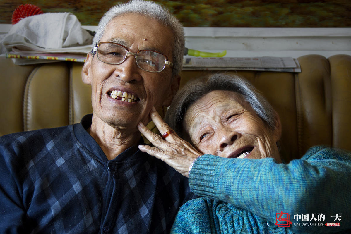 　　父母之命媒妁之言，他们从15岁走到一起，就这样相敬如宾，走过青年度过中年，相互搀扶着来到暮年。到2016年，同是87岁的陈庆吉和邵桂兰两位老人相守相伴已经72年了。