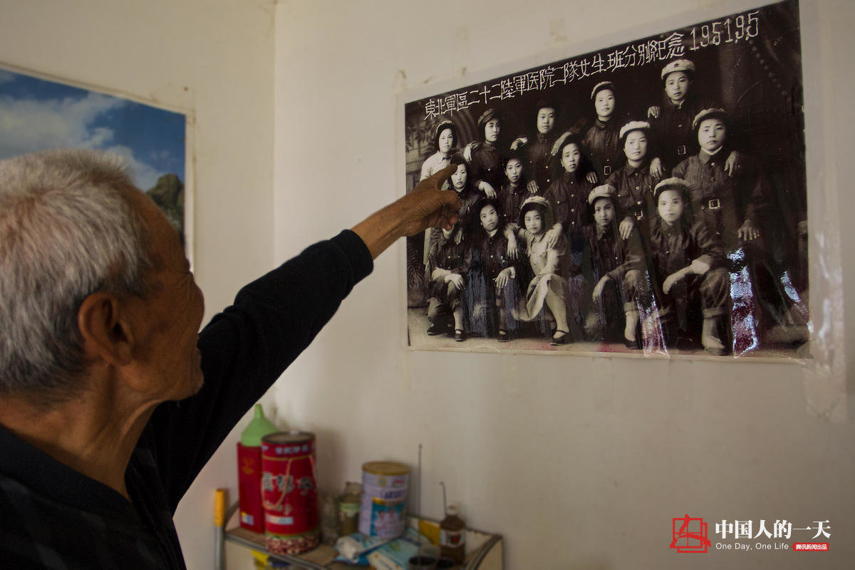 　　陈庆吉老人指着墙上挂着的老照片说：“我老伴儿年轻时曾是东北军区二十二陆军医院的护士女兵”。