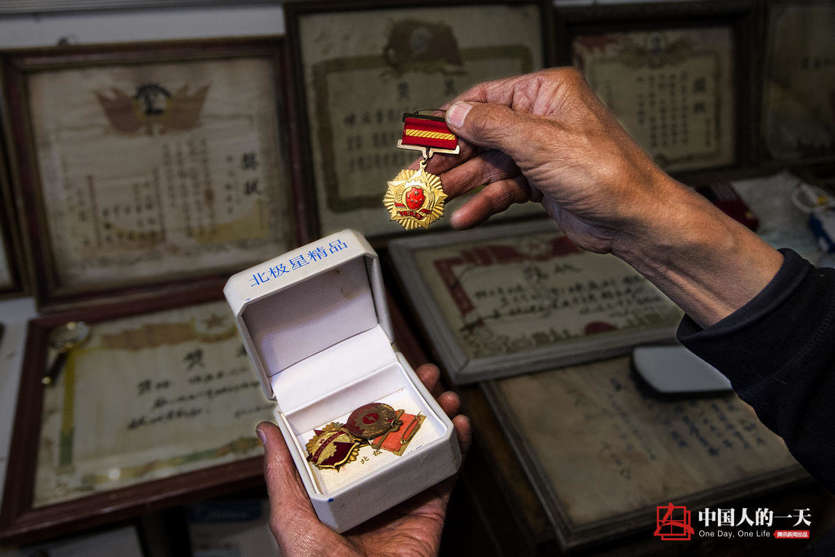 　　陈庆吉老人1949年入党，退休前在内蒙古赤峰元宝山发电厂做行政工作，老人工作43年中获得过无数次荣誉，但让他最看重的是，1959年5月11日出席全国公检法群英表彰大会上获得的金盾奖章。