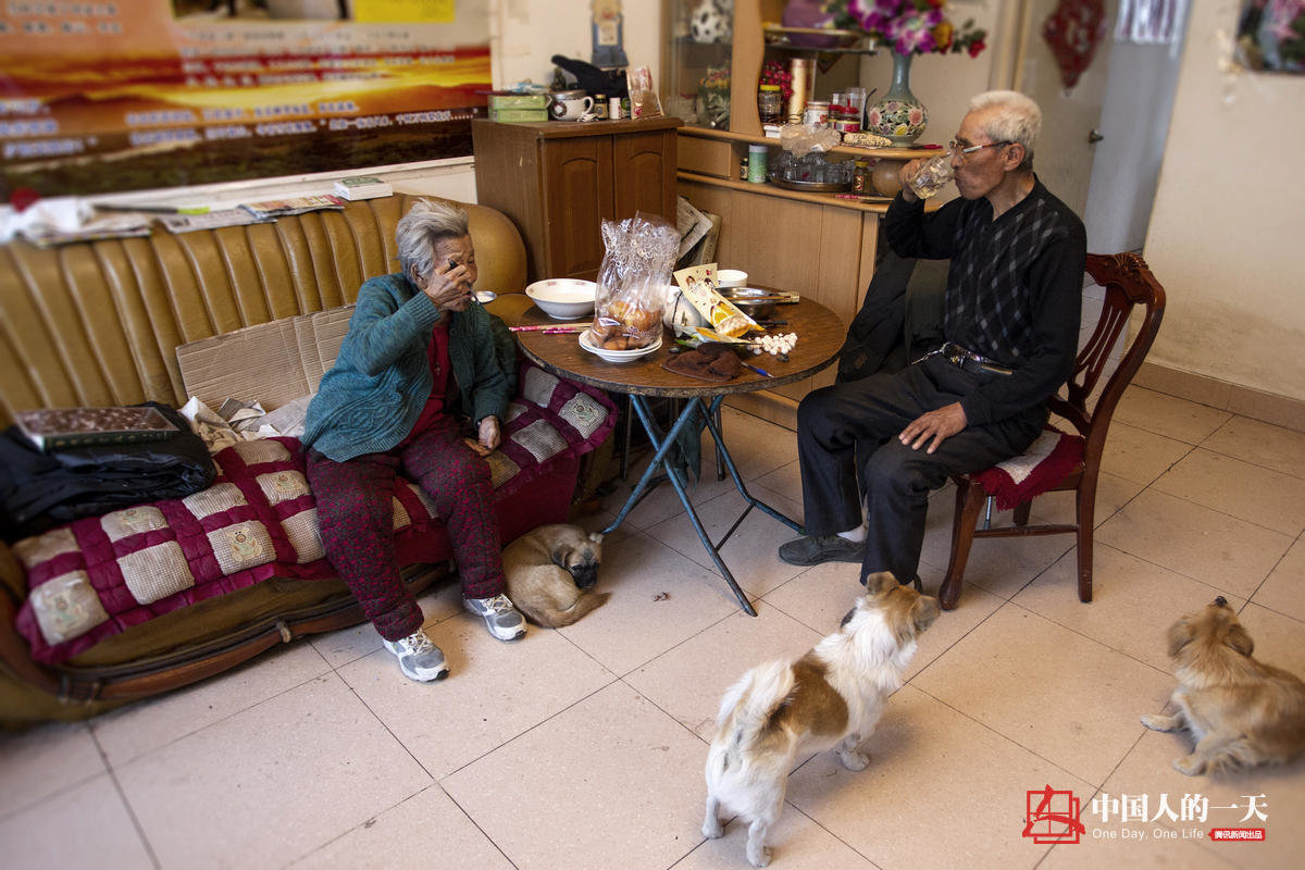 　　晚上，老两口喝着牛奶吃着儿媳妇包的饺子，陈庆吉老人还要小酌一杯。