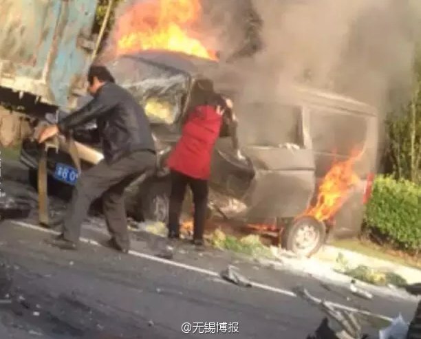　　事发现场，面包车开始燃烧。