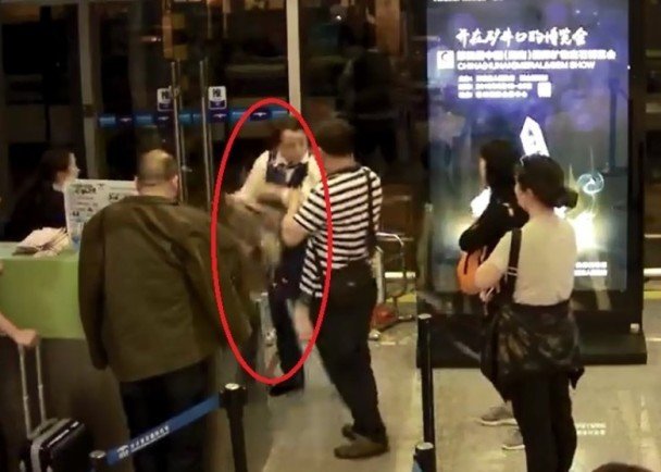 　　女地勤遭到女乘客泼饭羞辱。