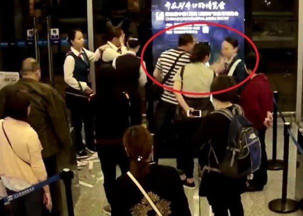 　　随后一名男乘客掌掴女地勤并进行殴打，期间甚至嚣叫“我打你又怎麽了”，并砸毁现场物品。