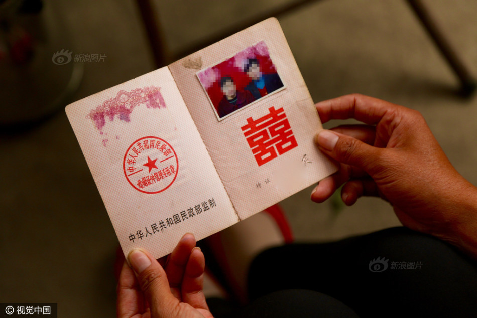 　　2016年4月23日，河南邓州，景某某与丈夫的结婚证，两人至今没有离婚。