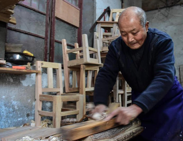 　　2011年至今，王宏云老人已手工制作累计800个小板凳。“一个都没卖过，一开始是街坊邻居、亲朋好友，谁家有孩子能用得上，就来拿一个。”王宏云说，后来，他做得越来越多，就考虑把小板凳送给福利机构。