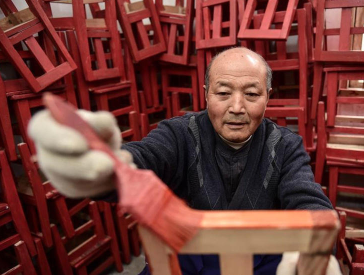 　　记者来到王宏云老人家，他正在做板凳，一块块木材堆放在一起，王老细心地拼接裁剪，制作出一个个成品，工艺精致美观。他现在正在做的这些小板凳，一部分是给庙岗乡的老人，“给他们家里人做的，他们打电话来说想要嘛，朋友介绍的，我就帮忙做呗。”