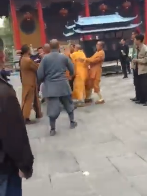 　　近日，一个“三名和尚打架”的视频在网上引起了热议。经证实，此事发生在4月24日上午，视频中打架的三人是扬州宝应宁国寺的僧人。4月27日，宁国寺住持清纯法师在朋友圈中发布状态：“阿弥托福！本寺院2016年4月24日上午发生的僧人打架一事（为小事而争执），迅速进行处理；现于2016年4月26日上去作出决定对参与三人‘迁单’；宁缺毋滥”。”“迁单”，简单的来说，即为将僧人开除出寺院。