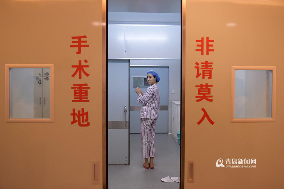 　　当天下午3点，张晓媛在妈妈的陪伴下进入手术室，开始接受隆胸手术。为晓媛主刀的医生告诉记者，手术后晓媛的胸围可以从A杯增加到C杯。