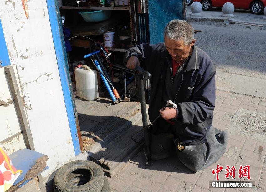 　　今年58岁吉林省永吉县农民岳金，曾因一次意外失去了双脚和九根手指。2003年，辗转来到吉林市后，岳金用身上仅有的七百元钱买了一些修车工具，依靠自己的劳动赚钱生存，这一干就是13年。知足、乐观的精神感染着知道他故事的人，当地人称他为“坚强哥”。