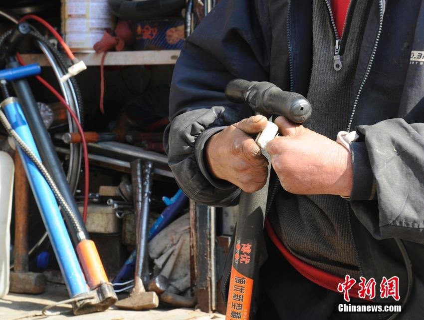 　　岳金原是吉林省永吉县的一个农民，妻子在生产后第3天因病去世，留下一个女儿和他相依为命。1993年春节前夕，岳金上山砍柴时不慎坠入山涧，昏迷不醒，第二天才被人发现送进医院。虽然捡回了命，但由于严重冻伤，双脚和九根手指未能保住。