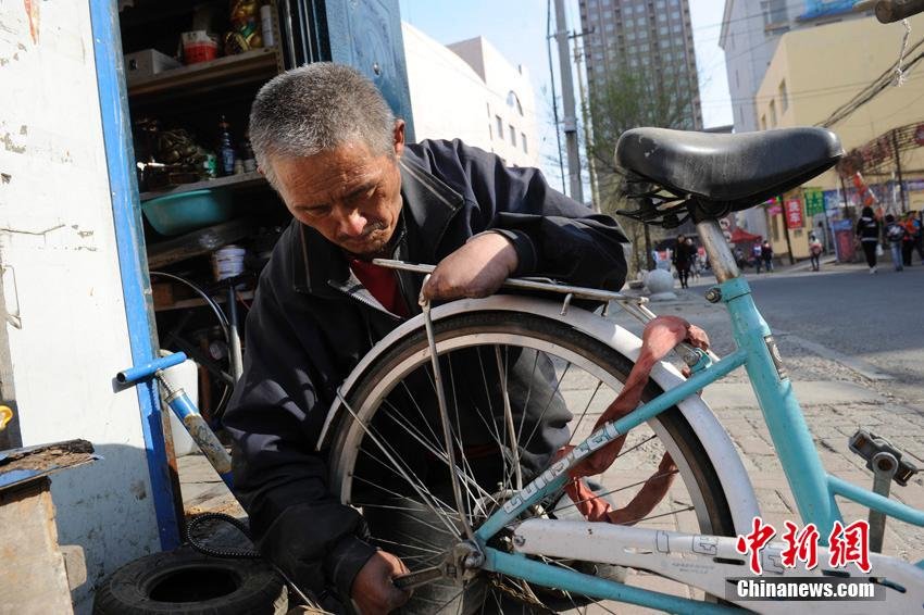 　　在岳金工作的时候，他已经可以熟练使用螺丝刀，用右手拇指和手掌夹住工具拧螺丝。 