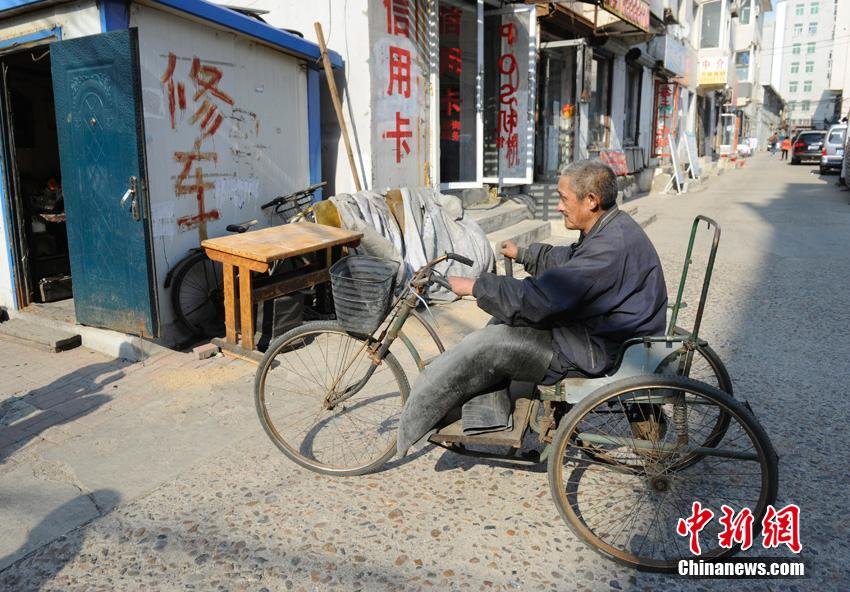 　　岳金告诉记者，他女儿现在已经出嫁，虽然女儿、女婿要把他接过去一起住，但他坚持不去。“现在我每天用修车赚取的收入维持生活基本没有问题。”听得出来，如今的岳金很知足，也很乐观。