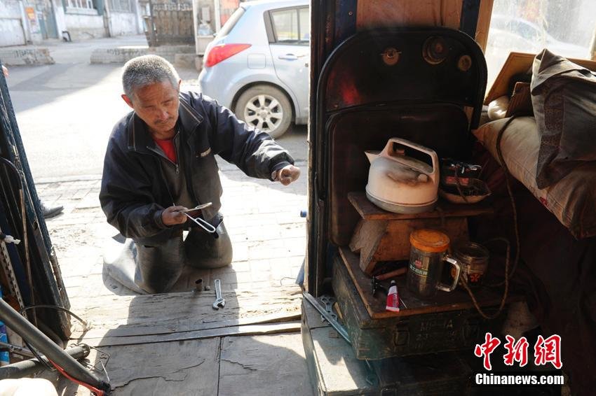 　　岳金目前居住的房子是一些好心人给他修建的板房，不足7平米的空间内，摆放着一张床和零散的修车工具。