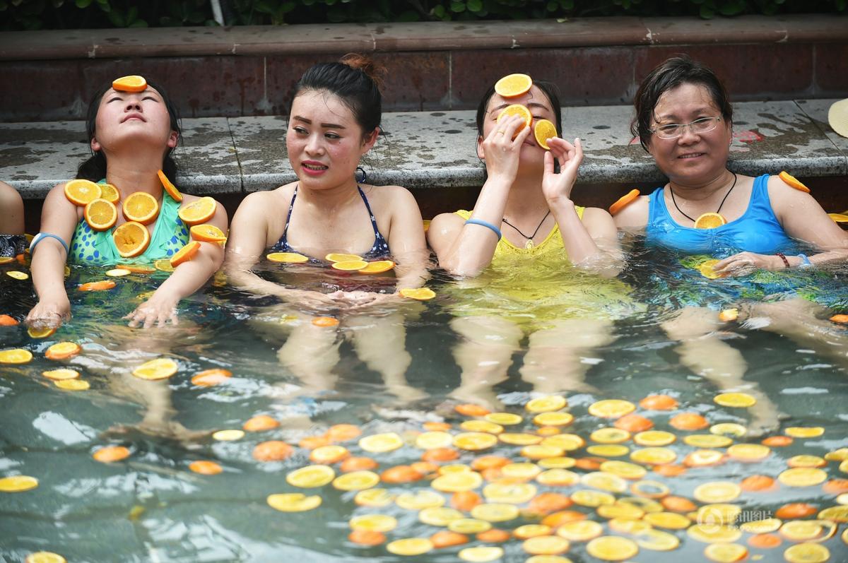 　　橙子泡满温泉池，游客边玩边敷面膜。
