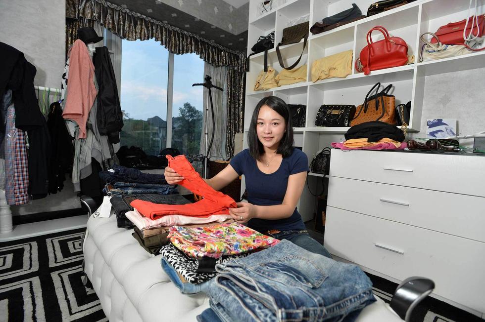 　　小邓告诉记者，衣柜整理是一件非常麻烦的工作，衣服需要按照款式、颜色、材质、季节等不同的情况来区分，然后统一整理归纳。而整理收费是按照衣柜的长度来算，100元一米起价，普通的衣柜三米左右，整理下来大概需要三个小时，收费400元左右，最贵的一次收拾了一天半的时间，收费为2000元。