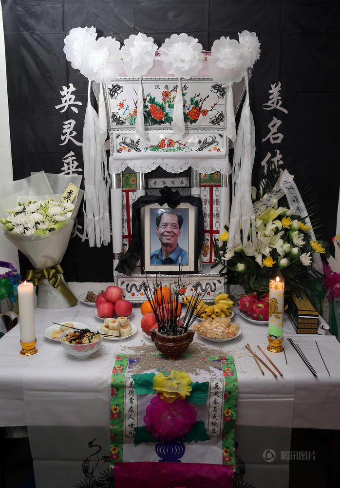　　灵堂正中摆放着陈忠实先生的遗像