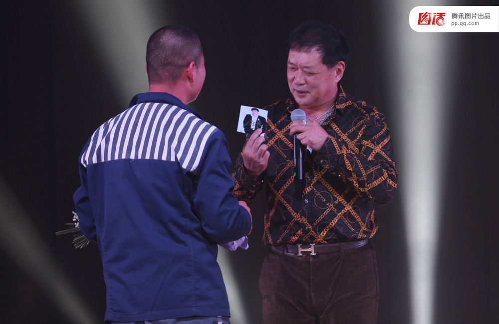 　　上世纪80年代初期，迟志强是一个家喻户晓的名字，他曾经主演过《小字辈》、《夕照街》、《月到中秋》等影片。然而，在80年代的严打期间，迟志强因流氓罪被判4年，原因是跳舞的舞伴坐在大腿上。服刑期间，监狱成立了文艺宣传队，迟志强进入宣传队后，结合自身现实创作了多首反映铁窗生活的歌曲，《铁窗泪》，《愁啊愁》等歌曲都曾风靡一时。