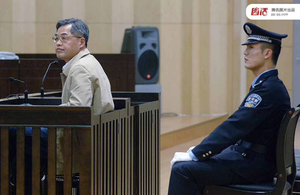 　　图为2008年11月20日，郴州原市委书记李大伦因受贿罪被判处死刑，缓期二年执行。从市委书记到阶下囚，刚开始心理失衡是必然的，李大伦也有过这样的情绪。李大伦接受媒体采访时说，自己现在在狱中过得很平和，除了参加监狱安排的劳动，主要时间就是练书法。