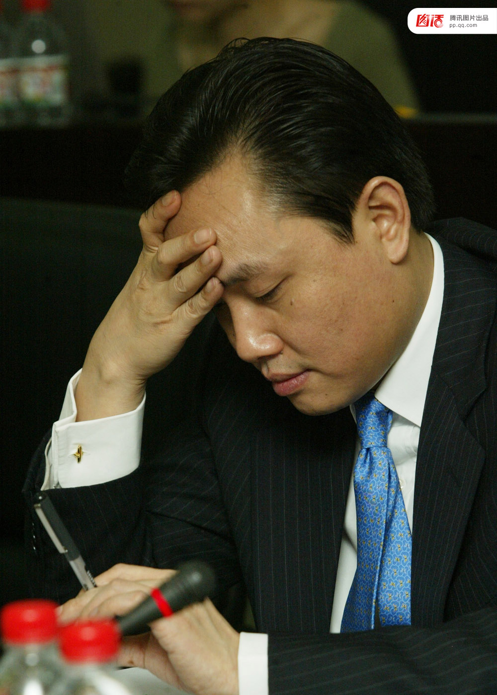 　　黄光裕，国美电器创始人，中国前首富。2008年11月19日黄光裕以操纵股价罪被调查，2010年5月18日，法院认定黄光裕犯非法经营罪、内幕交易罪、单位行贿罪，三罪并罚，决定执行有期徒刑14年。因为在狱中表现良好，被派往监狱医院，当了专门护理“病犯”的护理员。