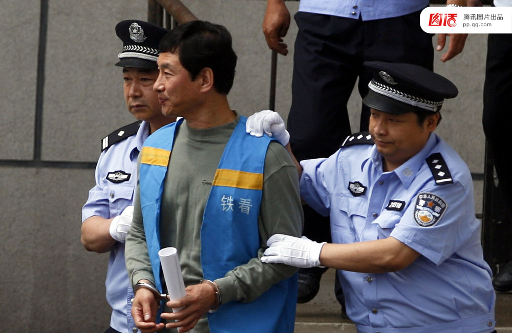　　因操纵足球比赛涉嫌收受贿赂，原中国足球运动管理中心主任南勇被判处有期徒刑10年零6个月。在监狱中，得到了四项发明的专利权，其中两项与足球相关；他还出版了一本长篇小说；此外，他还掌握很多物理学的专业知识。