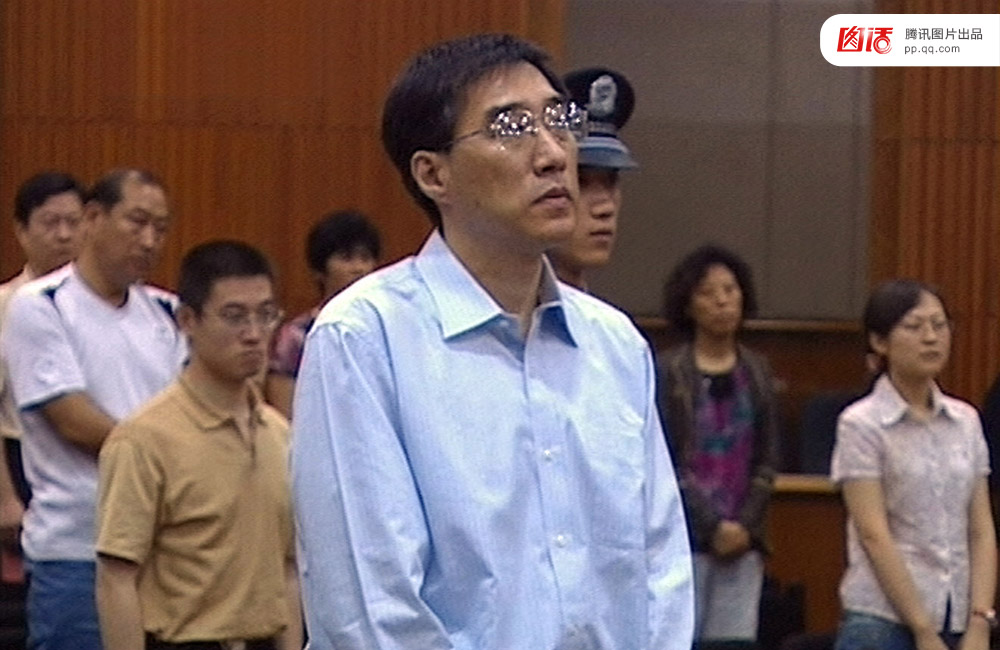 　　2007年，国家食品药品监督管理局药品注册司原司长曹文庄因受贿罪和玩忽职守罪被决定执行死刑，缓期二年执行，剥夺政治权利终身，并处没收个人全部财产。入狱之后，他开始练习书法，还获得北京市书法协会有关专家的一致好评。