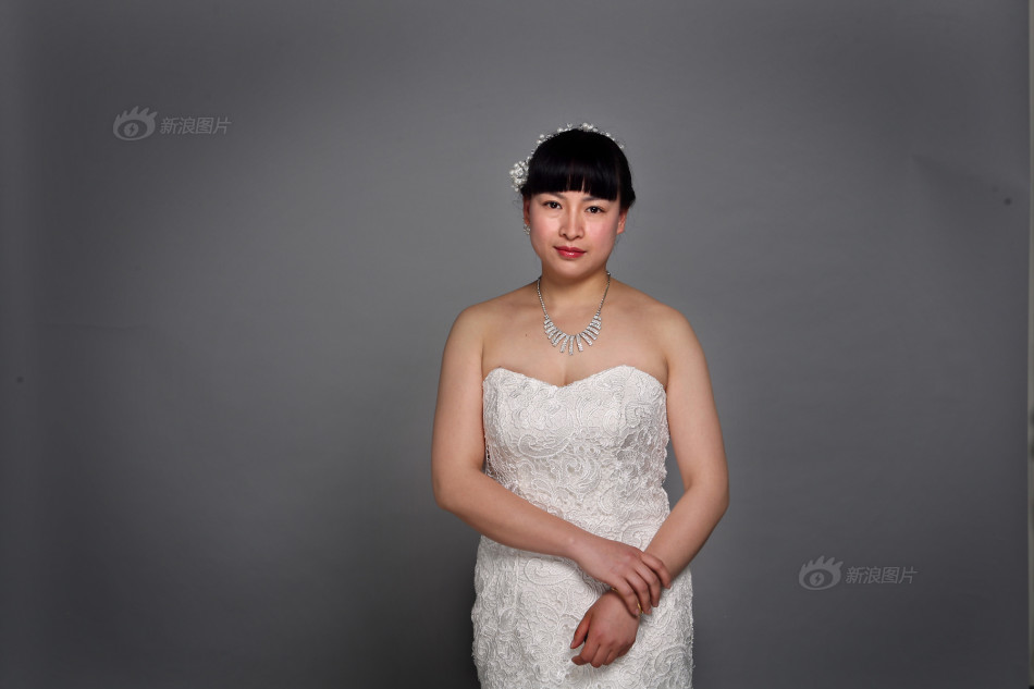 　　李建刚说，那次之后便有了为环卫女工拍一组照片的想法，“想找个机会替朋友和所有人感谢下她们！”在五一节来临之际，同事帮他物色了5位人选，5人都没有拍过婚纱照，听说有人要免费拍摄，她们开心至极。