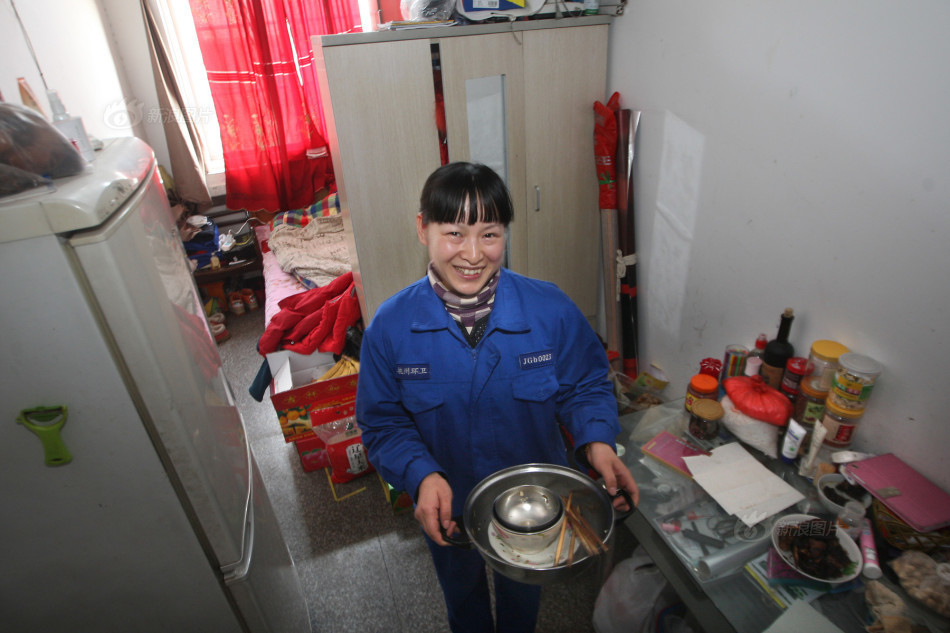 　　2005年，李建刚朋友来杭州旅游，不小心将钱包、笔记本电脑、证件遗失路边。绝望时，一位环卫女工归还了他的物品。杭州城管负责人说，杭州有1万4千多女工，分别从事着道路保洁、公厕保洁、垃圾清运、粪便清运等工作。拾金不昧已是，环卫女工“家常便饭”。生活中的王丽丽。