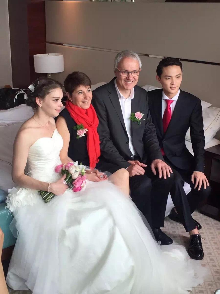 　　艾米丽表示，她知道，中国的父母一般都会帮子女买婚房。但在法国不会，所以她也不要。婚后，谢东霖和艾米丽一起在外租房住。“等我们以后有钱了，可以再买。”