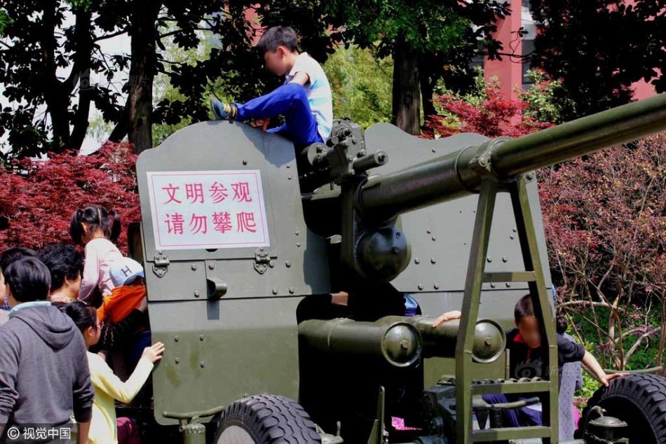 　　2016年4月30日，南京南京国防园，一些孩子爬上景区高达两三米供观赏的飞机和重型武器上，虽然一些展示武器上明确写着“禁止攀爬”，但仍有不少孩子为了好玩，爬到高处。