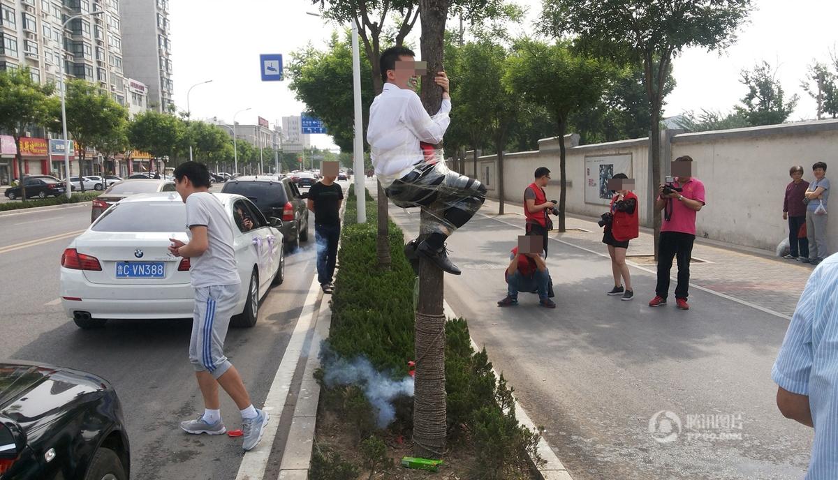 　　现场新郎脸上被涂抹牙膏、屁股上燃放鞭炮。