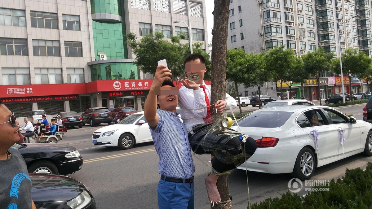 　　一男子与其合影。