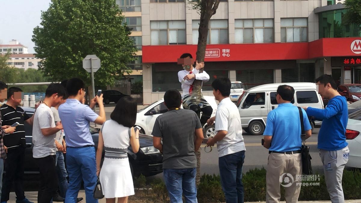 　　众多路人围观。