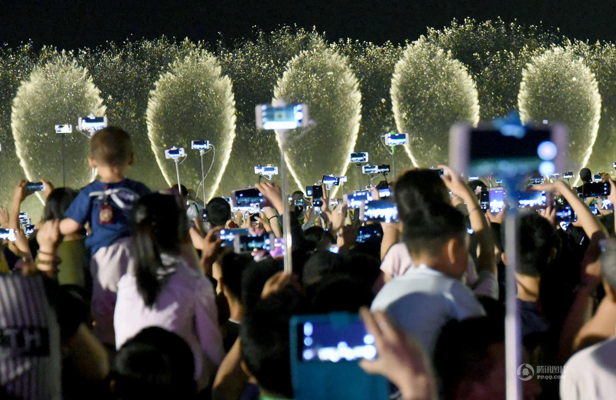 　　当日16时许，音乐喷泉所在的湖滨三公园聚集上万人，到19时，前来观看的人数已近5万，安全隐患陡增。