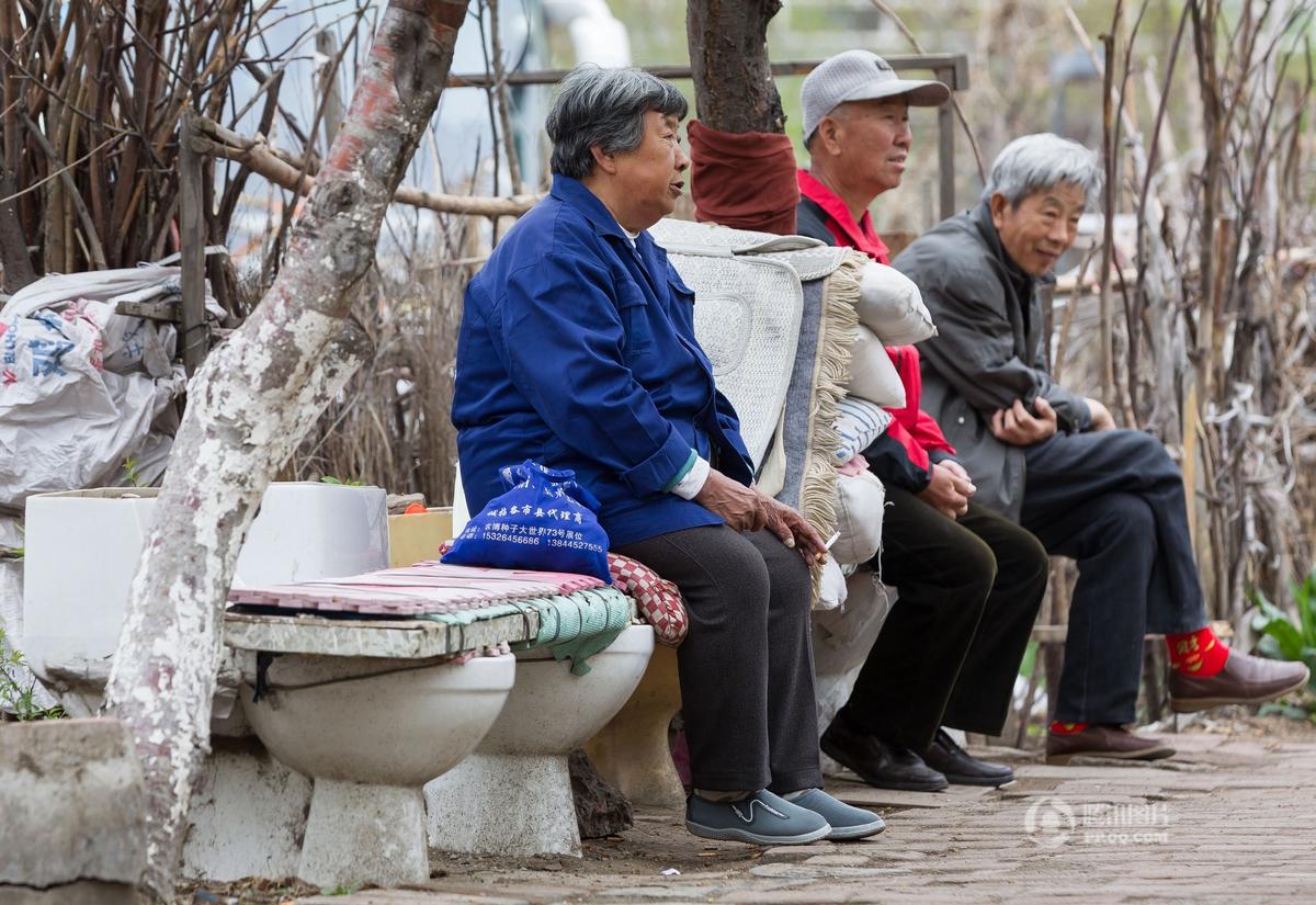 　　“把马桶里填上泥土，它就不容易碎。”曹大爷说，前两年，他还在马桶水箱的位置种花。“为了让大家坐着方便、干净，那个时候，我每个星期都擦这些马桶。”不过，这些马桶座椅一度被破坏得挺严重。去年，他曾一气之下想不再拾掇这些马桶，可是看着居民们不方便，今年，他又忙了起来，最近寻思再捡些石板，搭一些长椅网友纷纷留言：长春的大爷大妈们就是牛！劳动人民的智慧……
