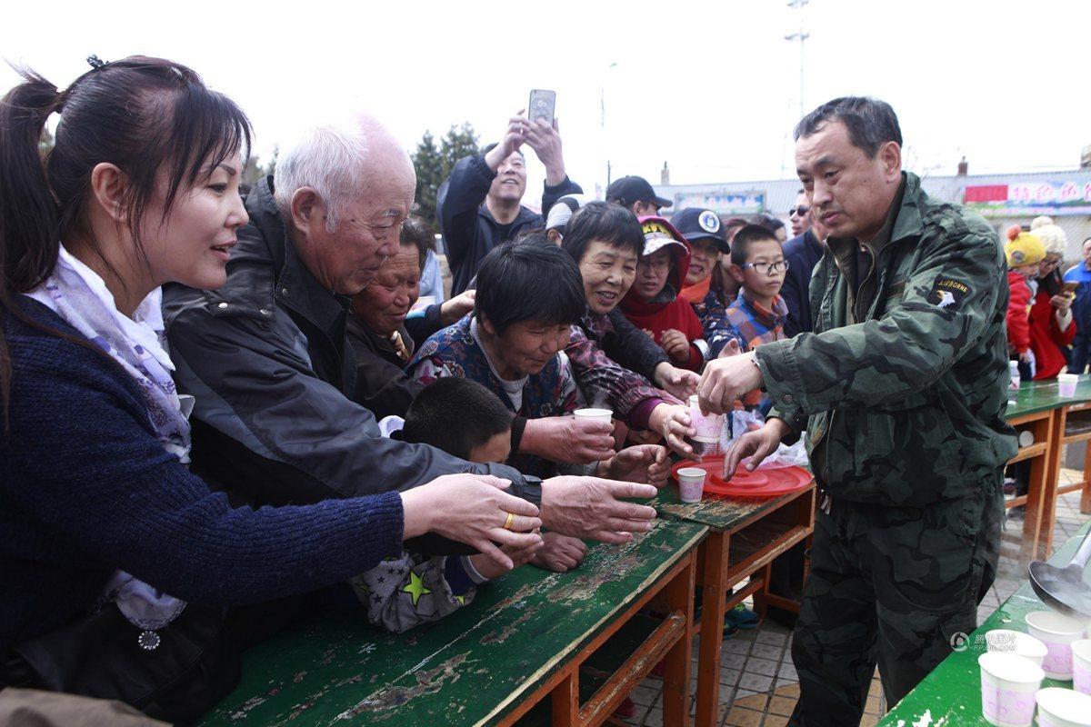 　　5月1日，黑龙江黑河，黑河市在爱辉镇举办“黑龙江首届开江节”，为品尝一下开江鱼鱼汤的鲜美味道，千余名来自全国各地的游客排队半个多小时争抢领取一小纸杯免费鱼汤。