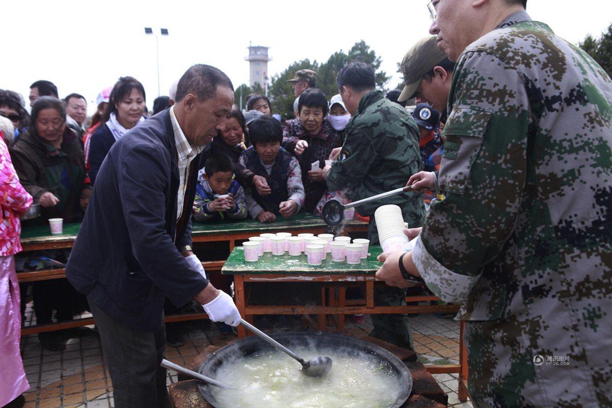 　　现场热闹非凡，众多市民和游客扎堆领免费鱼汤。记者观察到，领取到鱼汤的游客，有的很享受地将整杯鱼汤慢慢喝完，有的品尝了几小口后，或将鱼汤放在旁边的垃圾桶上，或直接倒掉，喝的少扔掉的多。