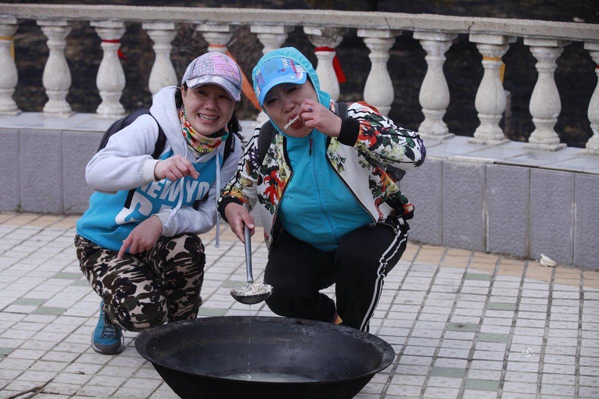　　活动结束后，游客散去，两名刚刚从节将冰河里上来的女冬泳爱好者正在品尝鱼汤暖身体。